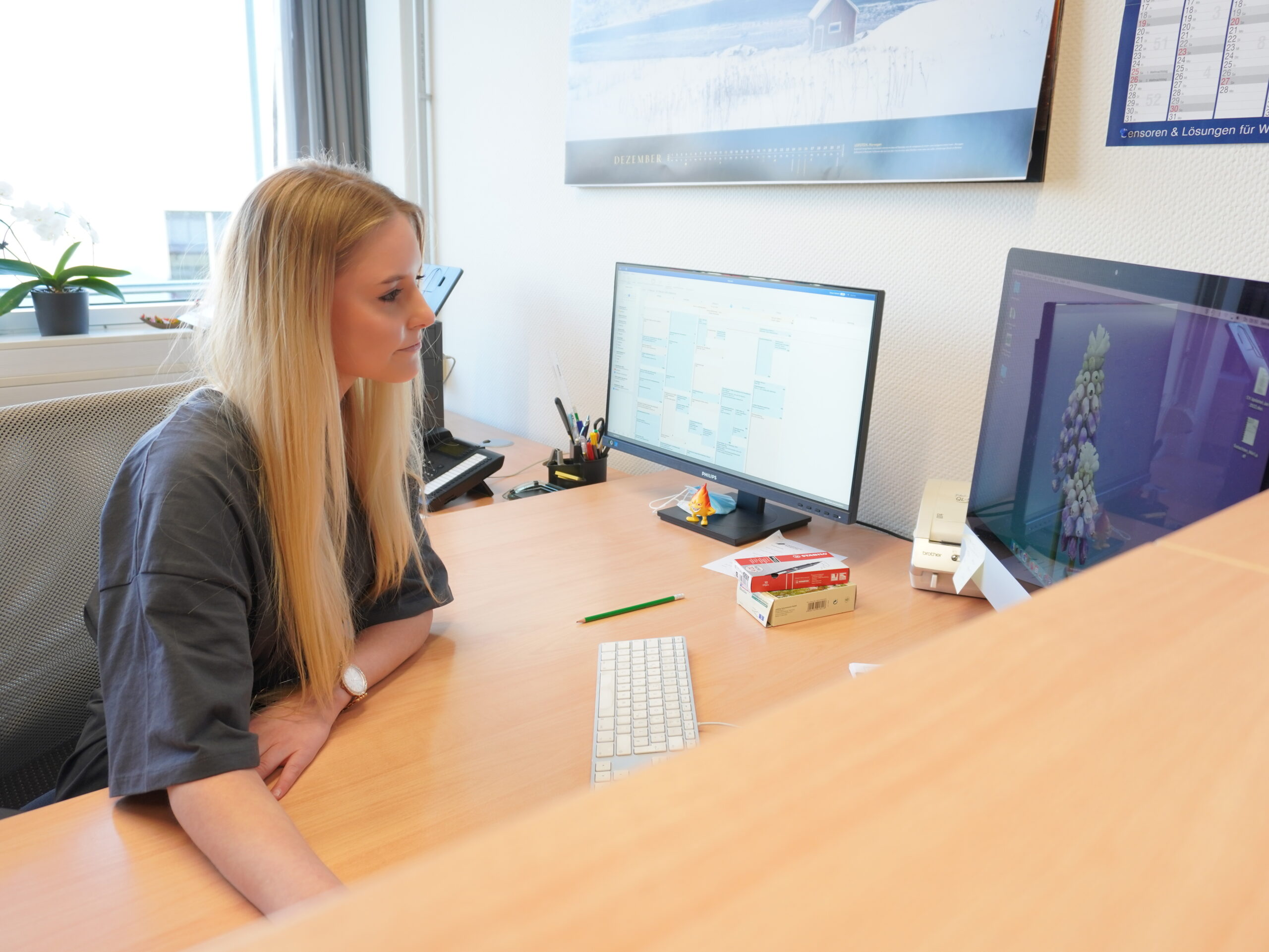 Katharina Thuns am Schreibtisch